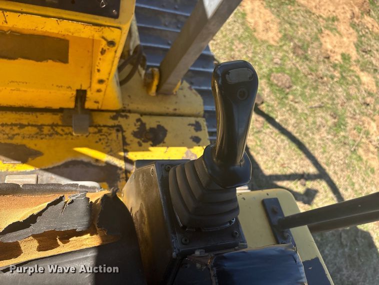 image for item EV2779 2000 New Holland DC80 dozer