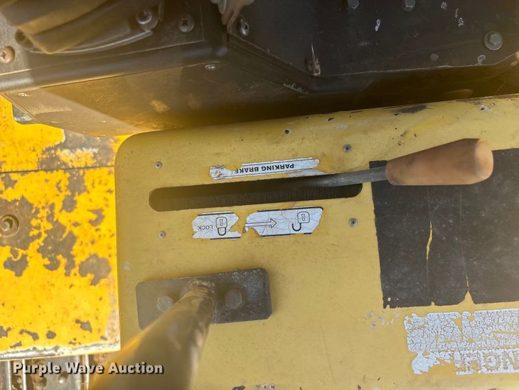 image for item EV2779 2000 New Holland DC80 dozer