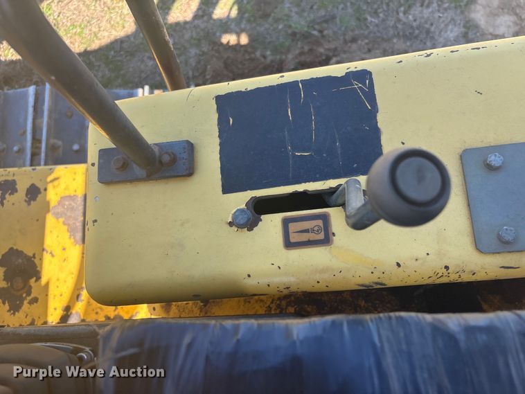 image for item EV2779 2000 New Holland DC80 dozer