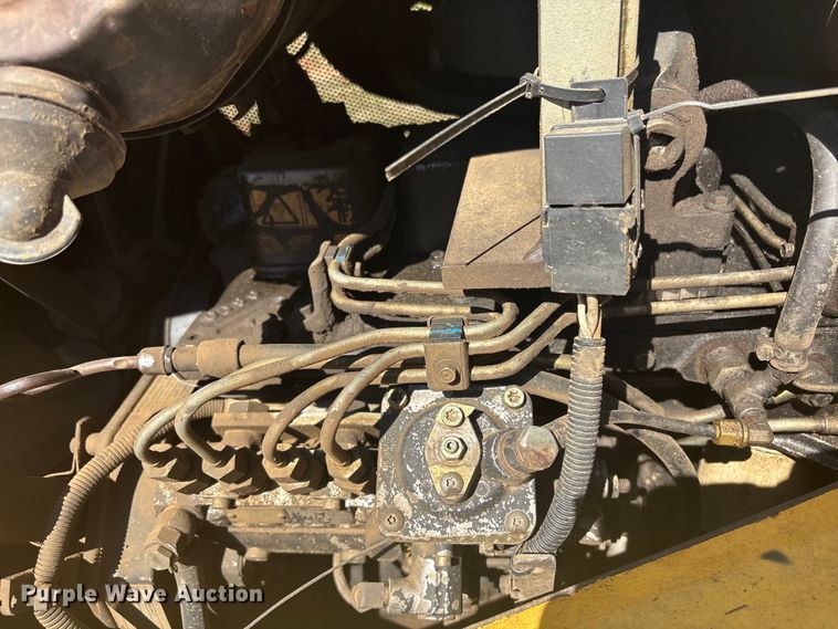 image for item EV2779 2000 New Holland DC80 dozer