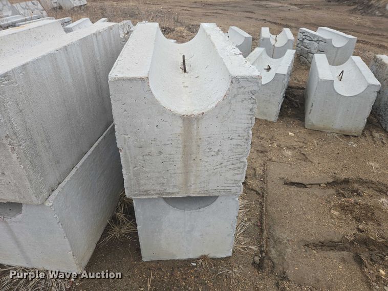 image for item EV5532 (25) concrete blocks