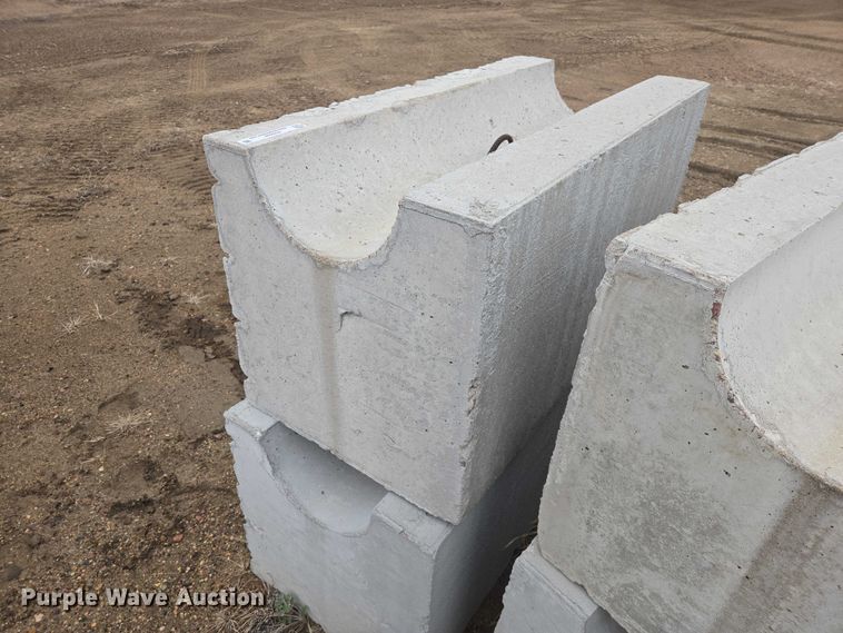 image for item EV5532 (25) concrete blocks