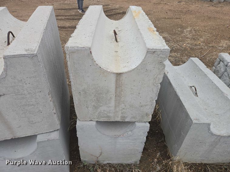 image for item EV5533 (25) concrete blocks