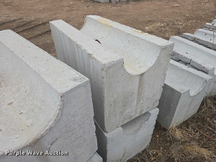 image for item EV5533 (25) concrete blocks