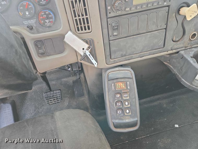 image for item EV5569 2011 International 4400 SBA flatbed truck