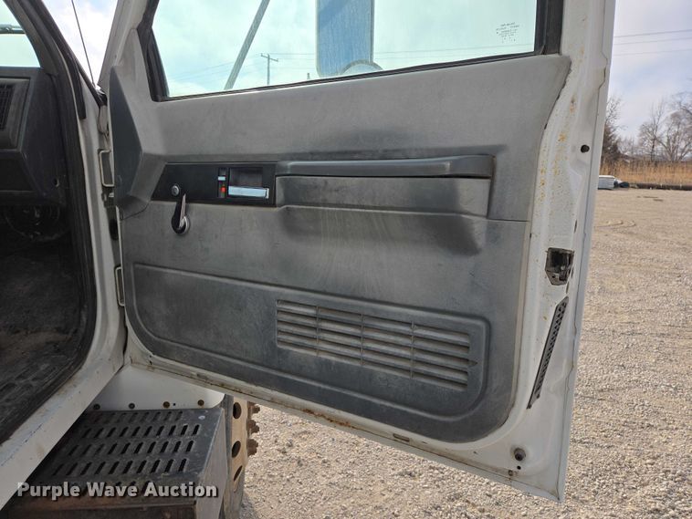 image for item EV5570 1998 Chevrolet C6500 box truck