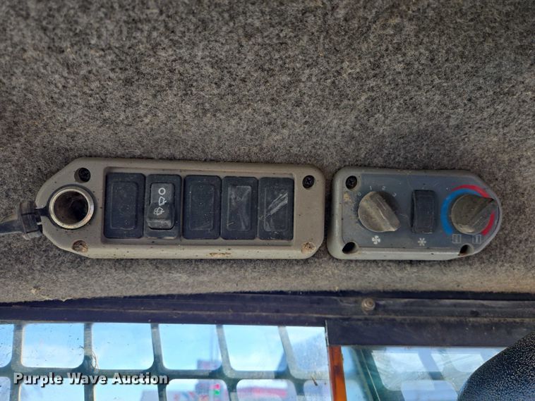 image for item EV5592 2002 Bobcat S185 skid steer loader