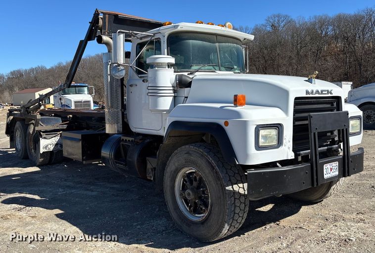 image for item FB3073 1999 Mack RD688S roll-off container truck