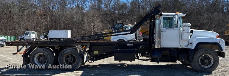 image for item FB3073 1999 Mack RD688S roll-off container truck