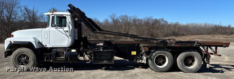 image for item FB3073 1999 Mack RD688S roll-off container truck
