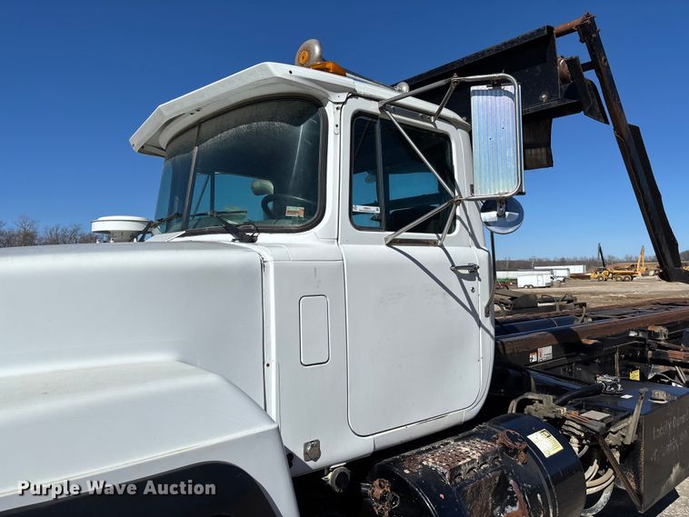 image for item FB3073 1999 Mack RD688S roll-off container truck