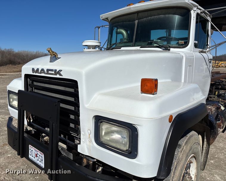 image for item FB3073 1999 Mack RD688S roll-off container truck