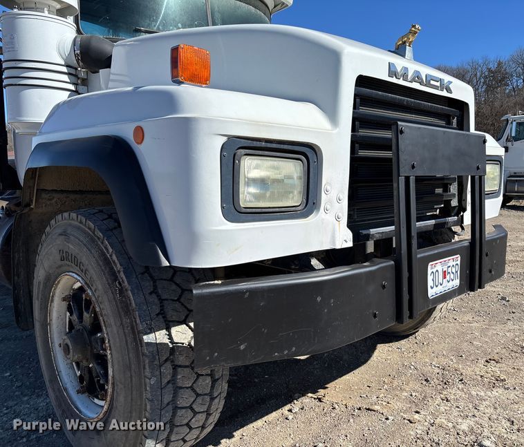 image for item FB3073 1999 Mack RD688S roll-off container truck