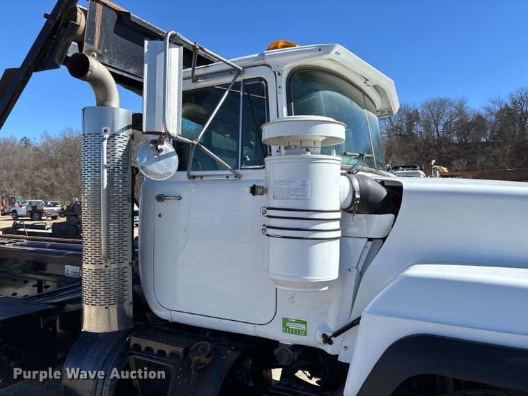 image for item FB3073 1999 Mack RD688S roll-off container truck