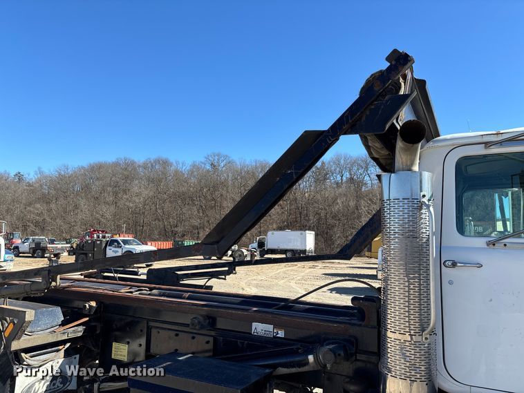 image for item FB3073 1999 Mack RD688S roll-off container truck