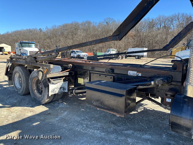 image for item FB3073 1999 Mack RD688S roll-off container truck