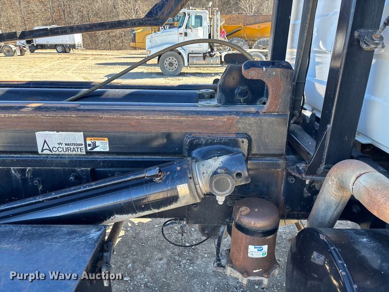 image for item FB3073 1999 Mack RD688S roll-off container truck