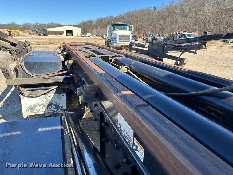 image for item FB3073 1999 Mack RD688S roll-off container truck