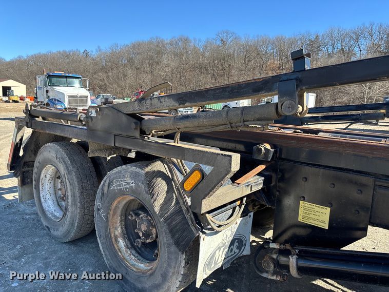 image for item FB3073 1999 Mack RD688S roll-off container truck