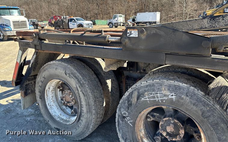 image for item FB3073 1999 Mack RD688S roll-off container truck