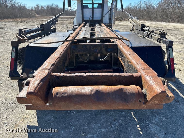 image for item FB3073 1999 Mack RD688S roll-off container truck