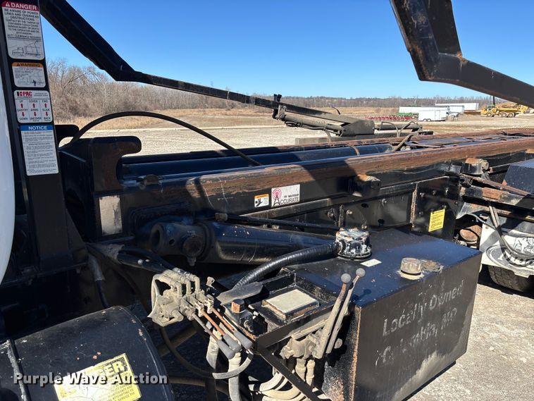 image for item FB3073 1999 Mack RD688S roll-off container truck