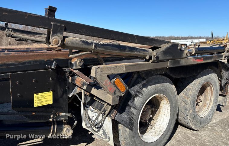 image for item FB3073 1999 Mack RD688S roll-off container truck