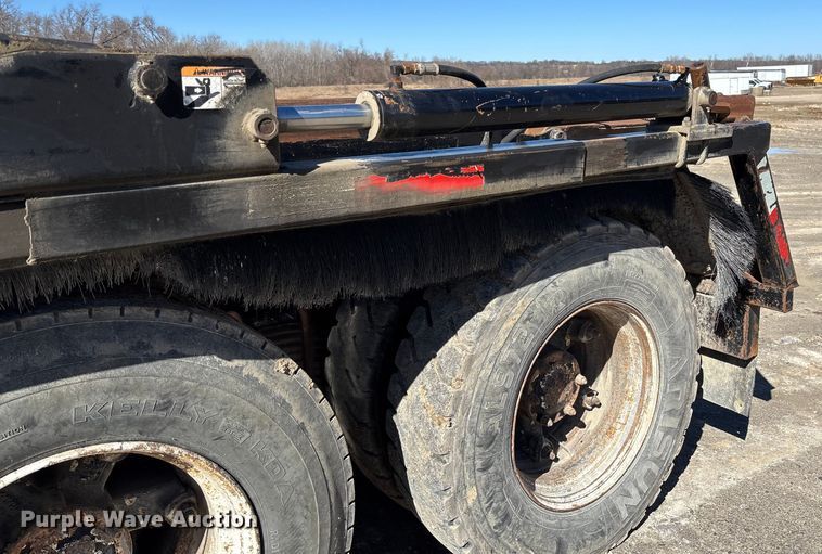 image for item FB3073 1999 Mack RD688S roll-off container truck