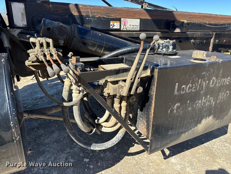 image for item FB3073 1999 Mack RD688S roll-off container truck