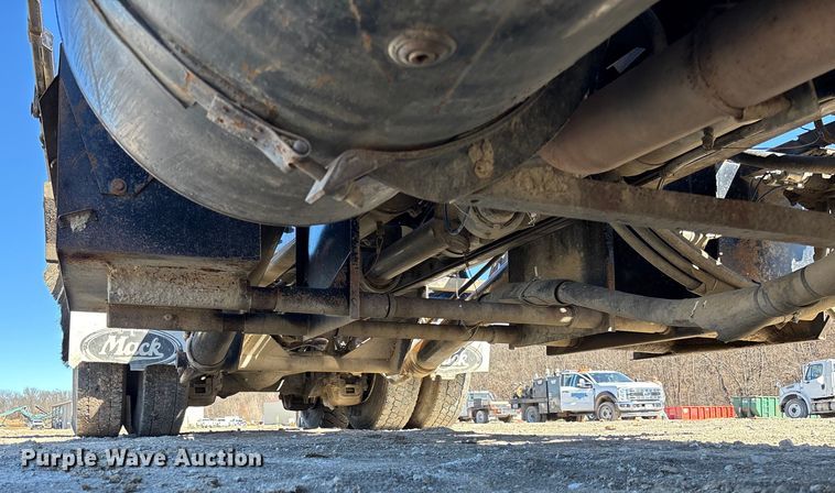 image for item FB3073 1999 Mack RD688S roll-off container truck