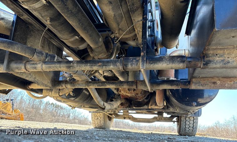 image for item FB3073 1999 Mack RD688S roll-off container truck