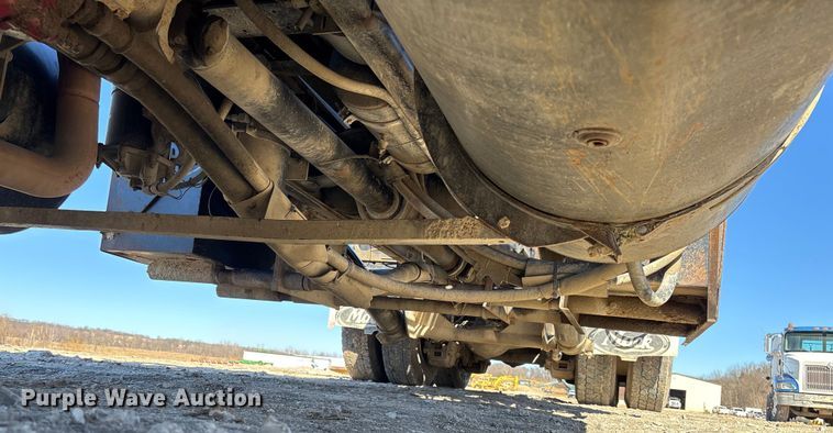 image for item FB3073 1999 Mack RD688S roll-off container truck