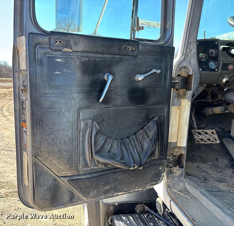 image for item FB3073 1999 Mack RD688S roll-off container truck