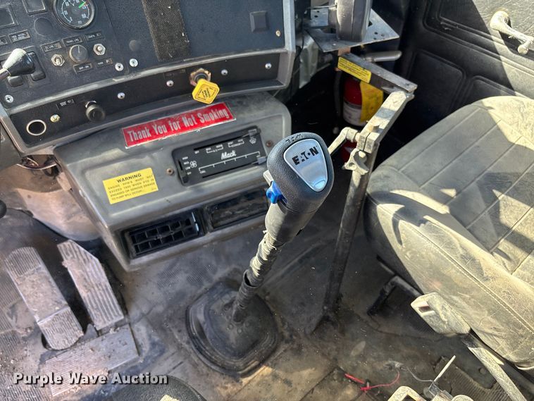 image for item FB3073 1999 Mack RD688S roll-off container truck