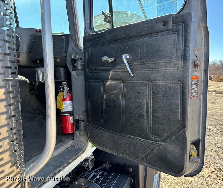 image for item FB3073 1999 Mack RD688S roll-off container truck