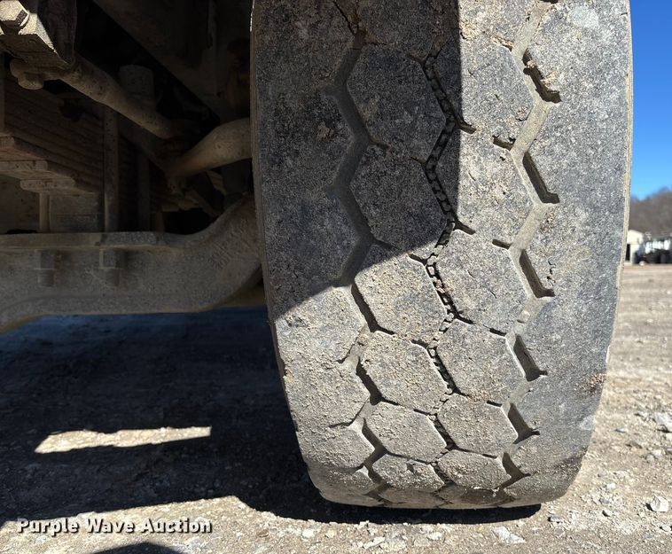 image for item FB3073 1999 Mack RD688S roll-off container truck