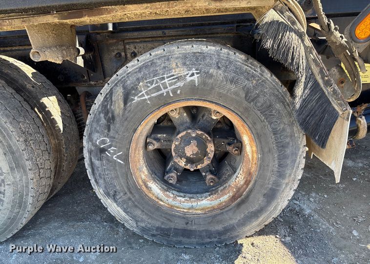 image for item FB3073 1999 Mack RD688S roll-off container truck