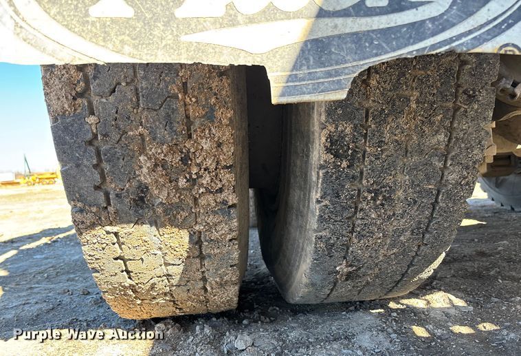 image for item FB3073 1999 Mack RD688S roll-off container truck