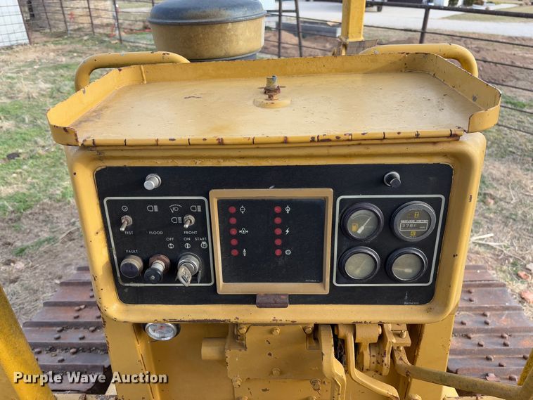 image for item FB3128 1992 Caterpillar D4H dozer