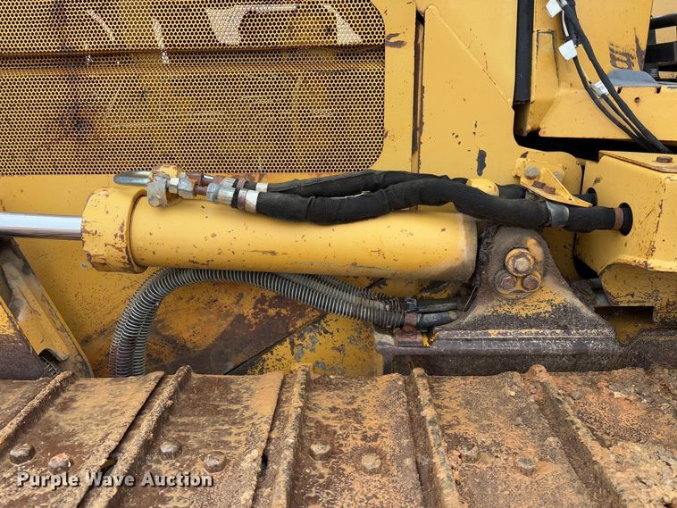 image for item FB3173 2004 Caterpillar D5G dozer