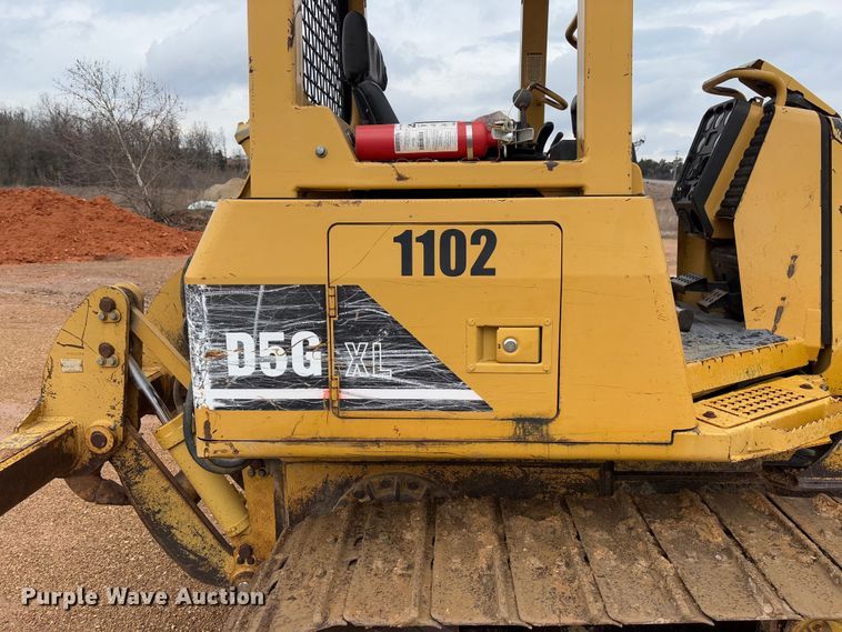 image for item FB3173 2004 Caterpillar D5G dozer