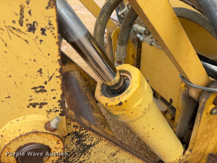 image for item FB3173 2004 Caterpillar D5G dozer