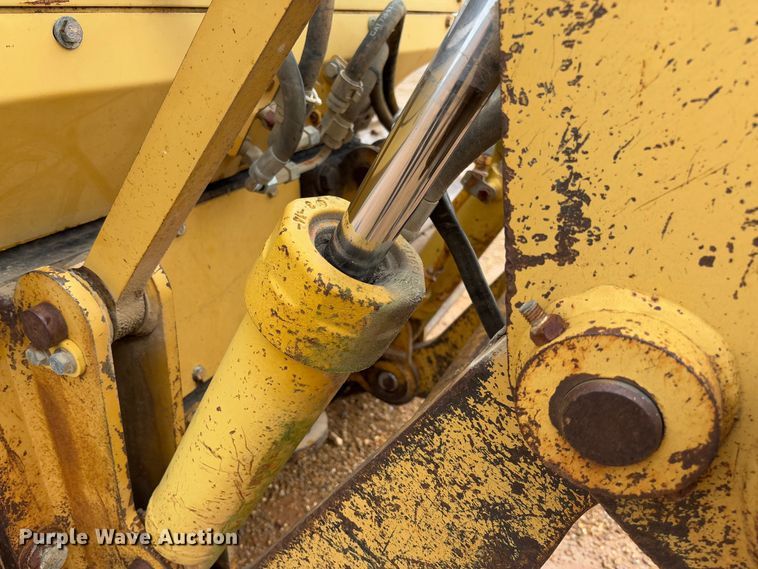 image for item FB3173 2004 Caterpillar D5G dozer