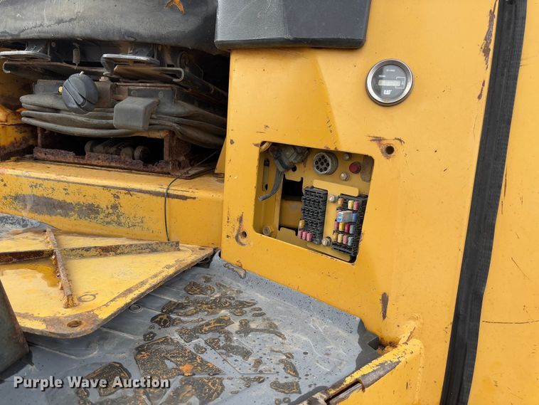 image for item FB3173 2004 Caterpillar D5G dozer
