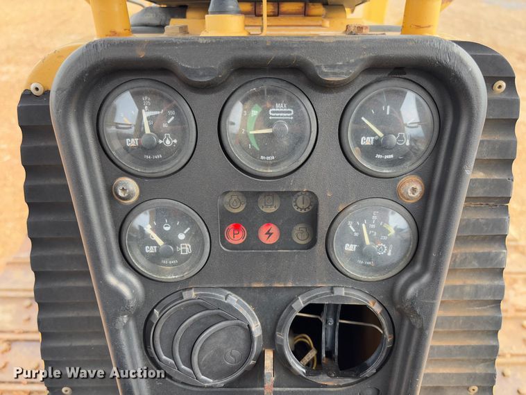 image for item FB3173 2004 Caterpillar D5G dozer