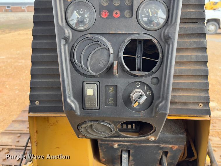 image for item FB3173 2004 Caterpillar D5G dozer