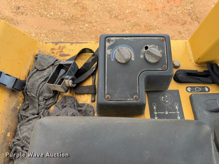 image for item FB3173 2004 Caterpillar D5G dozer