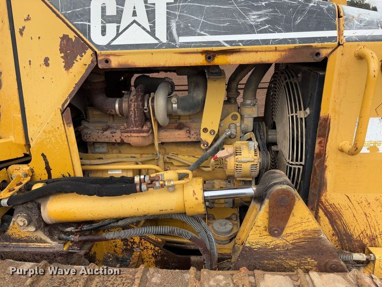 image for item FB3173 2004 Caterpillar D5G dozer