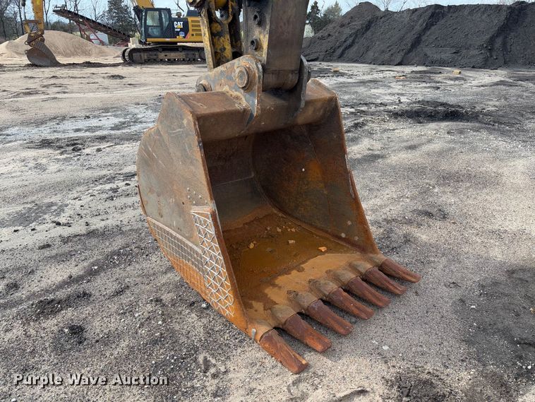 image for item FB3180 2016 Komatsu PC240LC-11 excavator