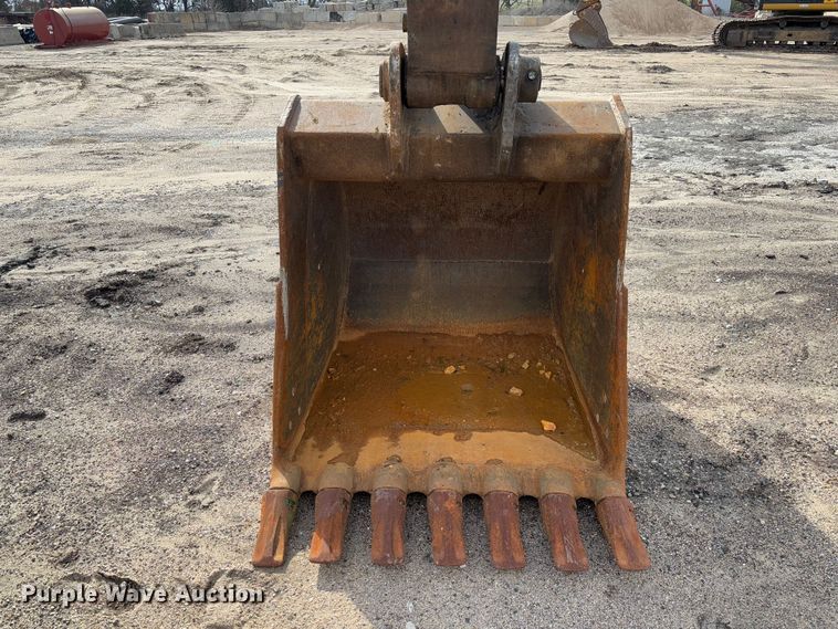 image for item FB3180 2016 Komatsu PC240LC-11 excavator